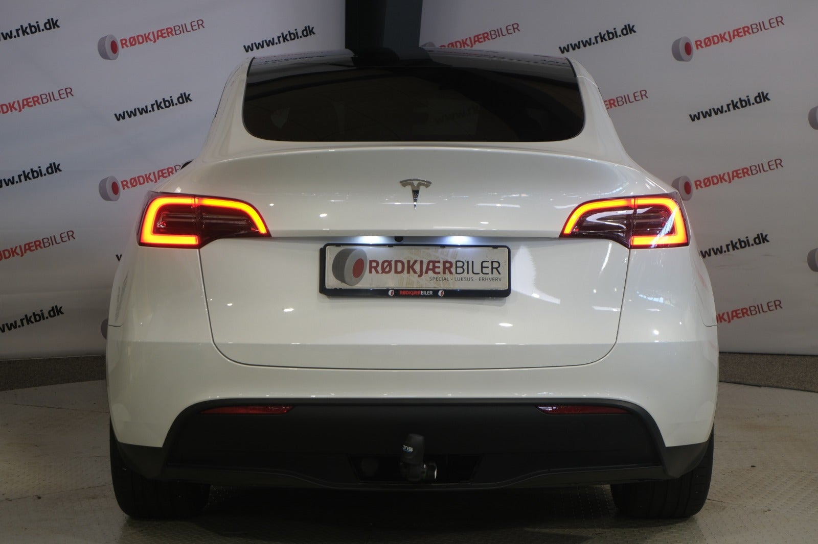Hvid Tesla Model Y fra 2024