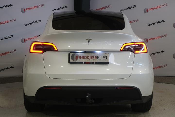 Hvid Tesla Model Y fra 2024