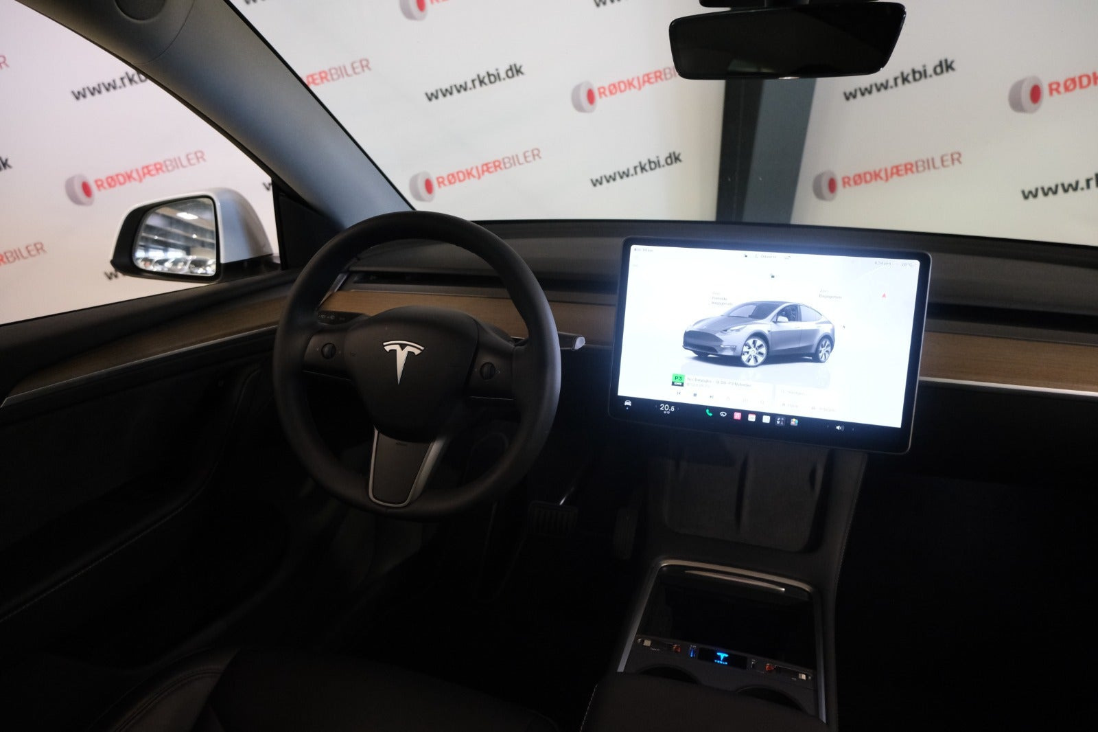 Hvid Tesla Model Y fra 2024