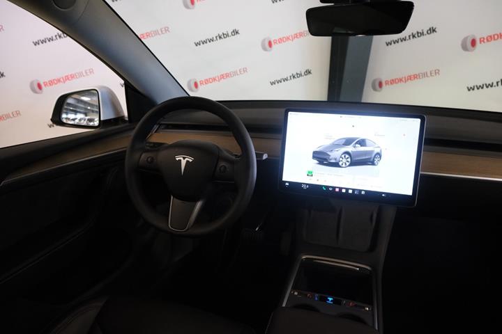Hvid Tesla Model Y fra 2024