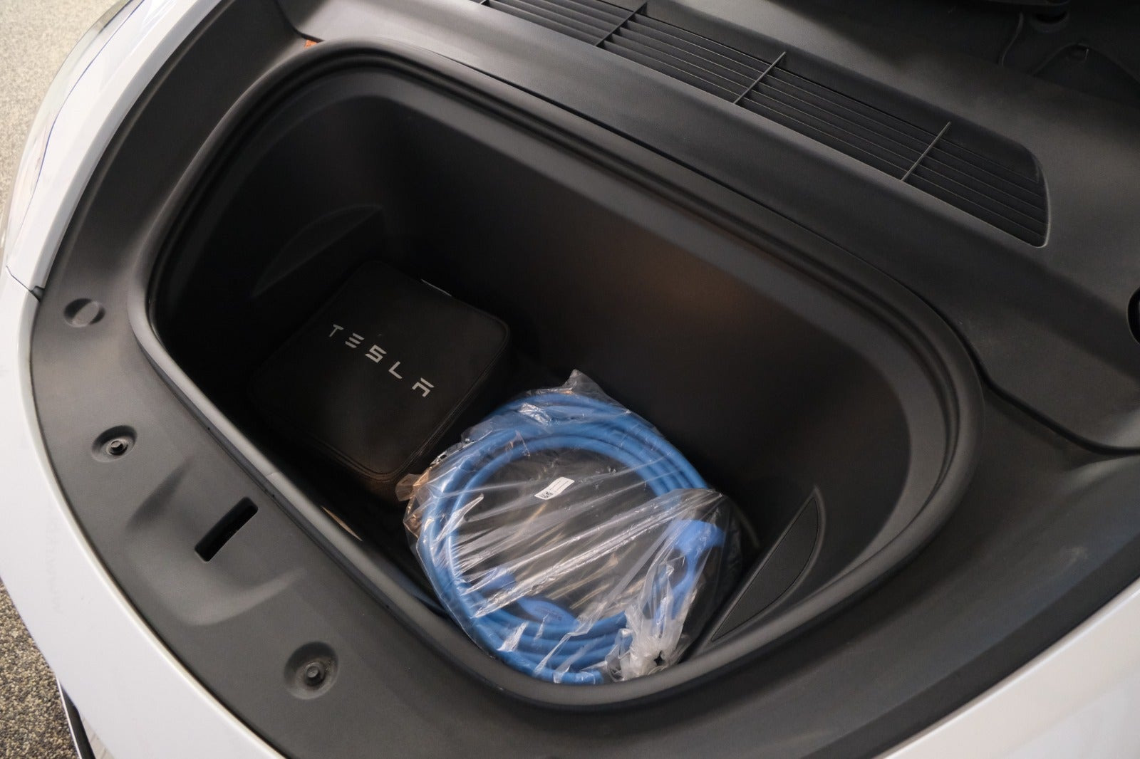 Hvid Tesla Model Y fra 2024