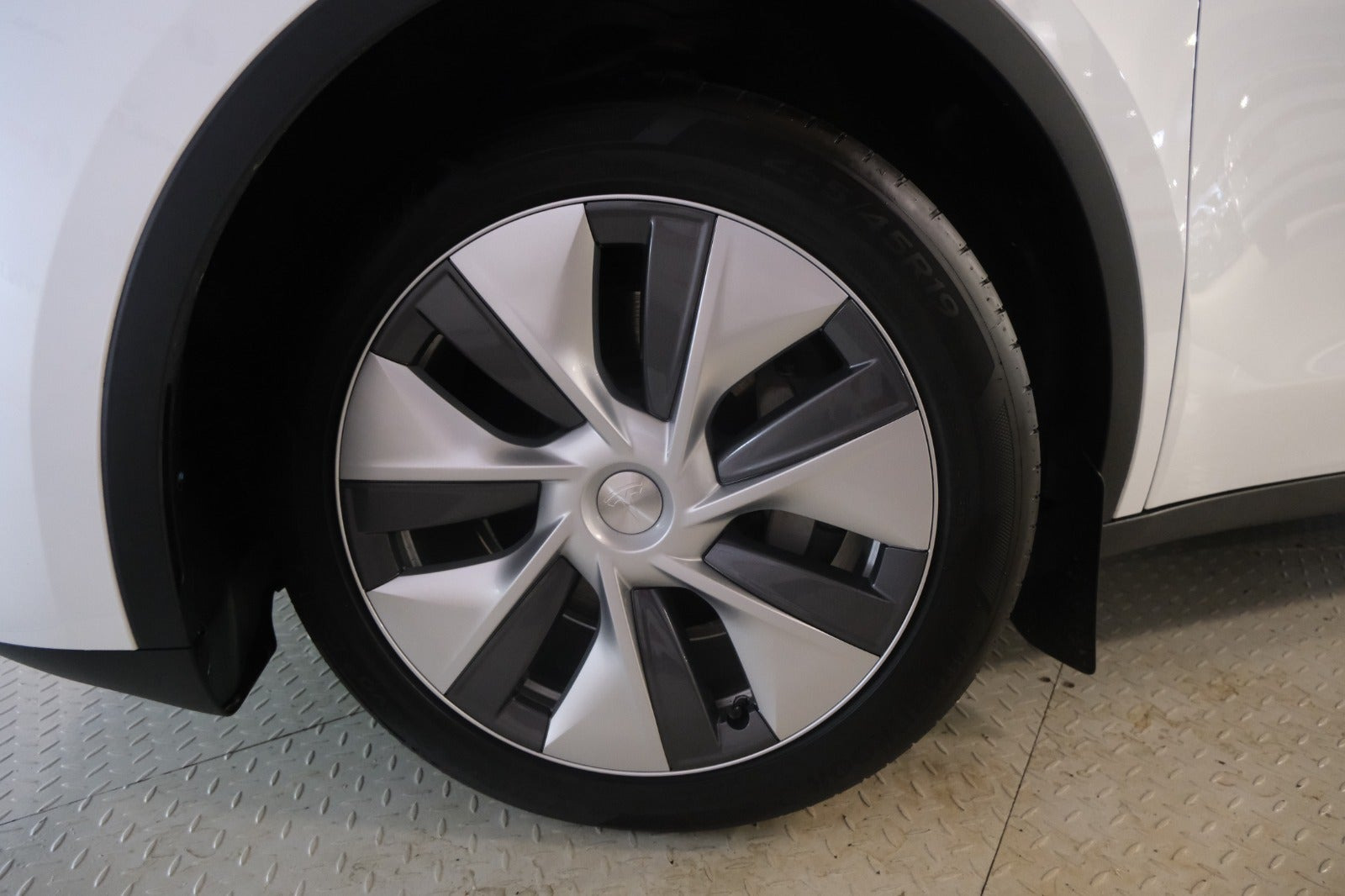 Hvid Tesla Model Y fra 2024