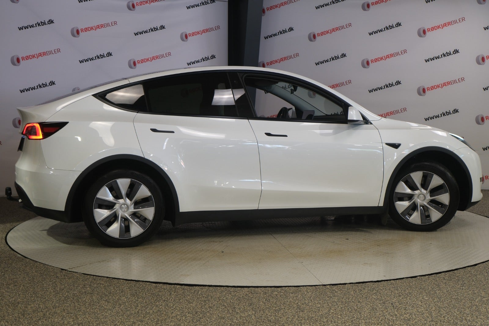 Hvid Tesla Model Y fra 2024
