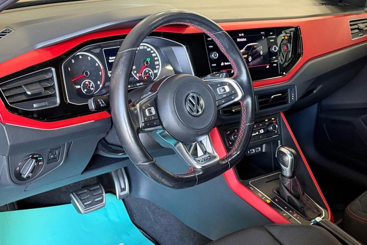 Grå VW Polo fra 2020