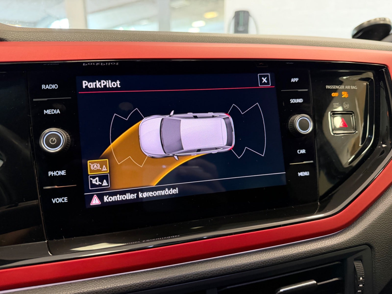 Grå VW Polo fra 2020