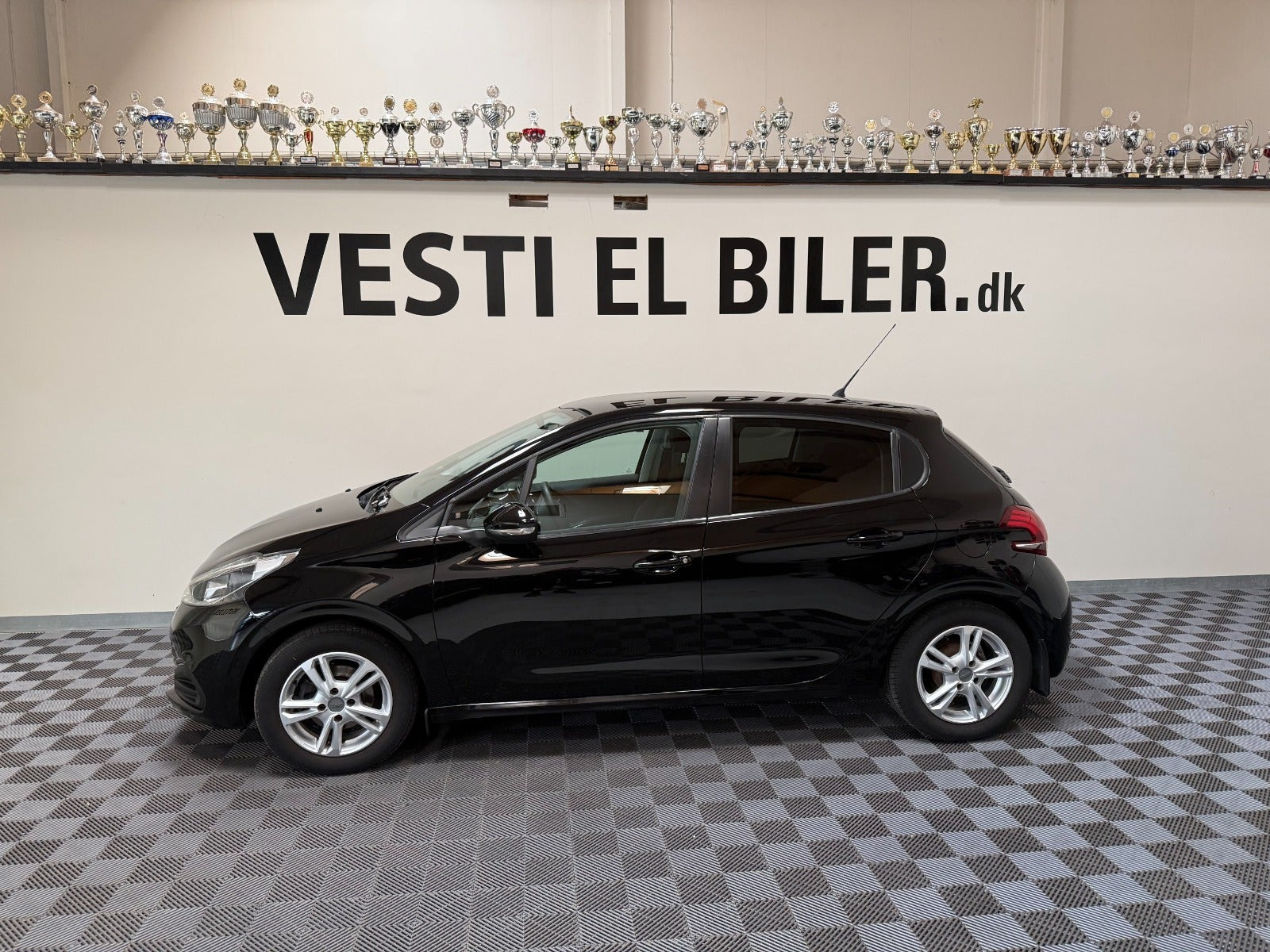 Sort Peugeot 208 fra 2015