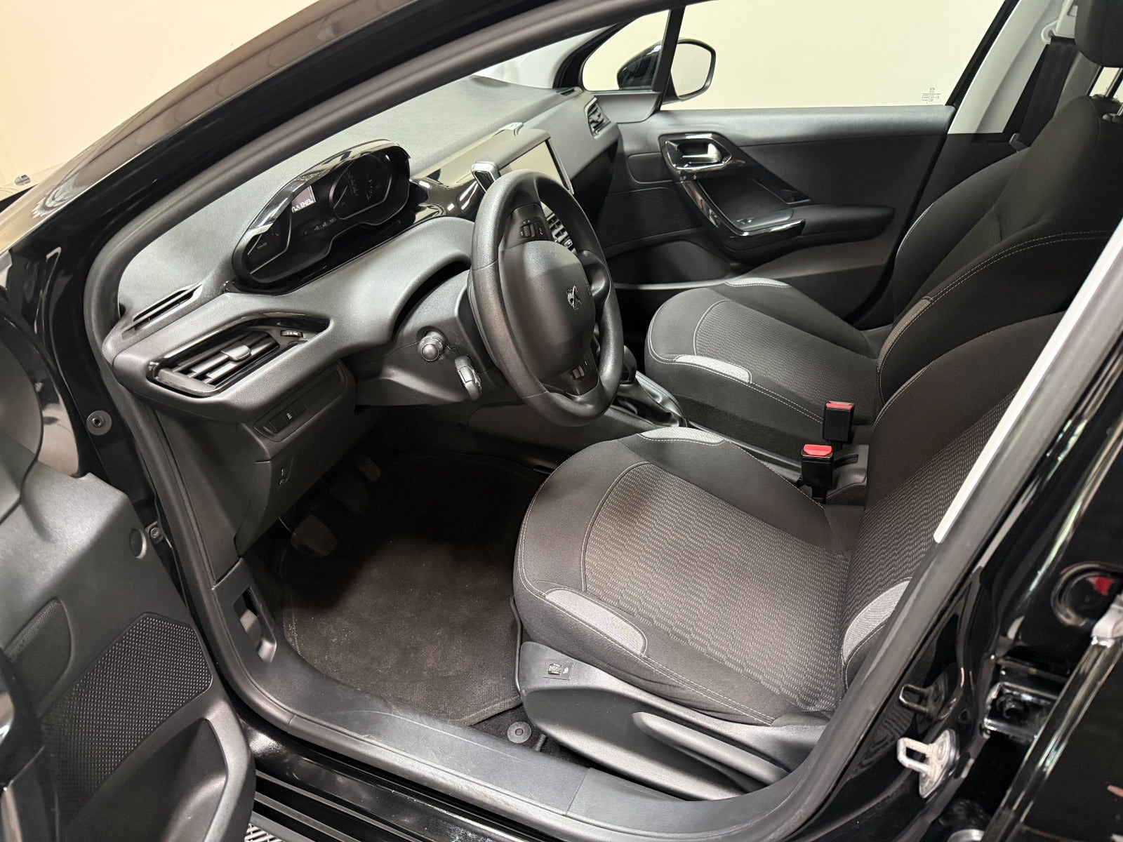 Sort Peugeot 208 fra 2015