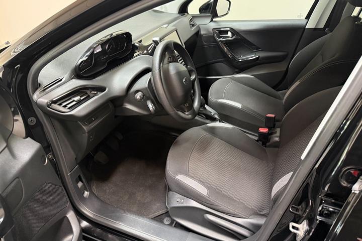 Sort Peugeot 208 fra 2015