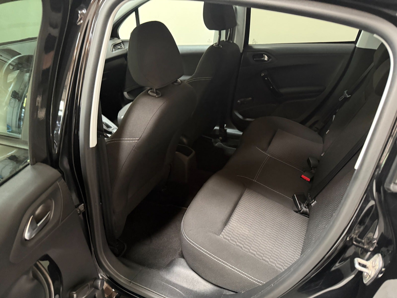 Sort Peugeot 208 fra 2015