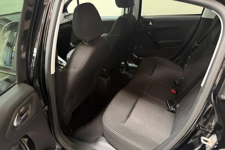 Sort Peugeot 208 fra 2015