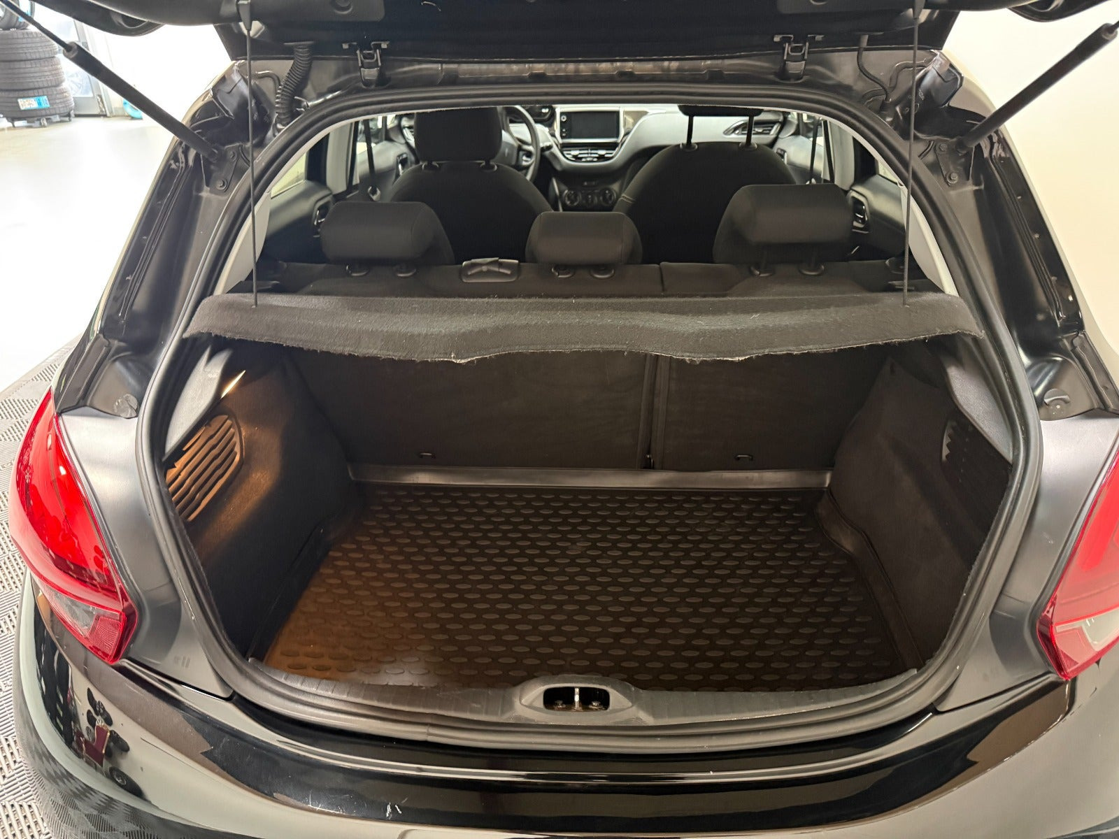 Sort Peugeot 208 fra 2015
