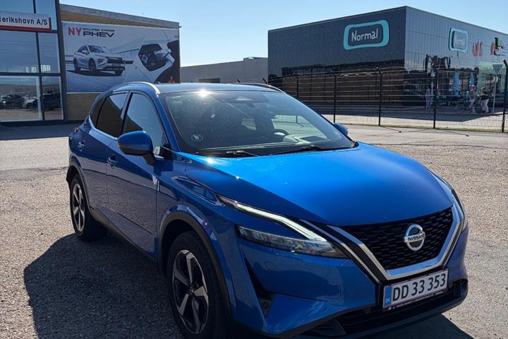 Blå Nissan Qashqai fra 2021