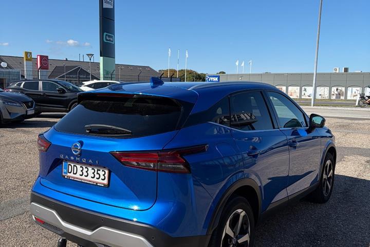 Blå Nissan Qashqai fra 2021