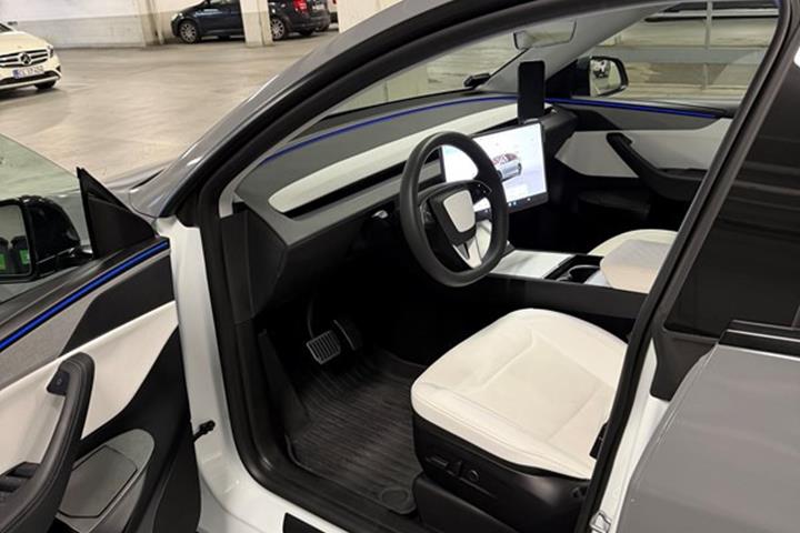 undefined Tesla Model Y fra 2026