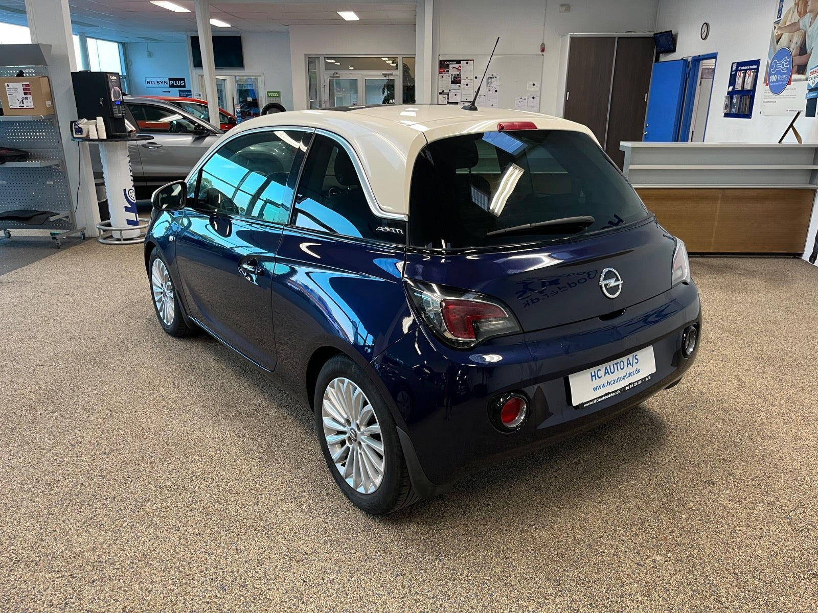 Blå Opel Adam fra 2014