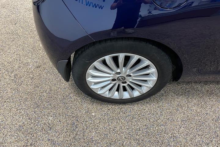 Blå Opel Adam fra 2014
