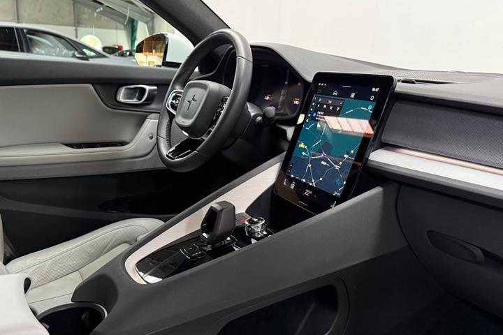 Hvid Polestar 2 fra 2023