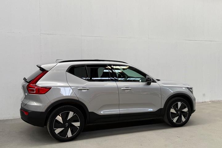 Sølv Volvo XC40 fra 2024