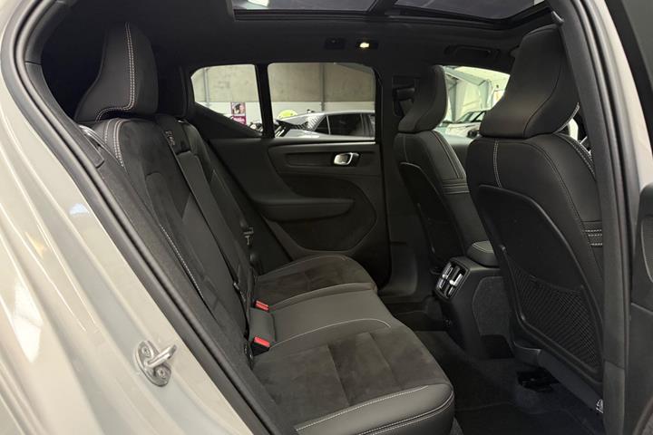 Sølv Volvo XC40 fra 2024