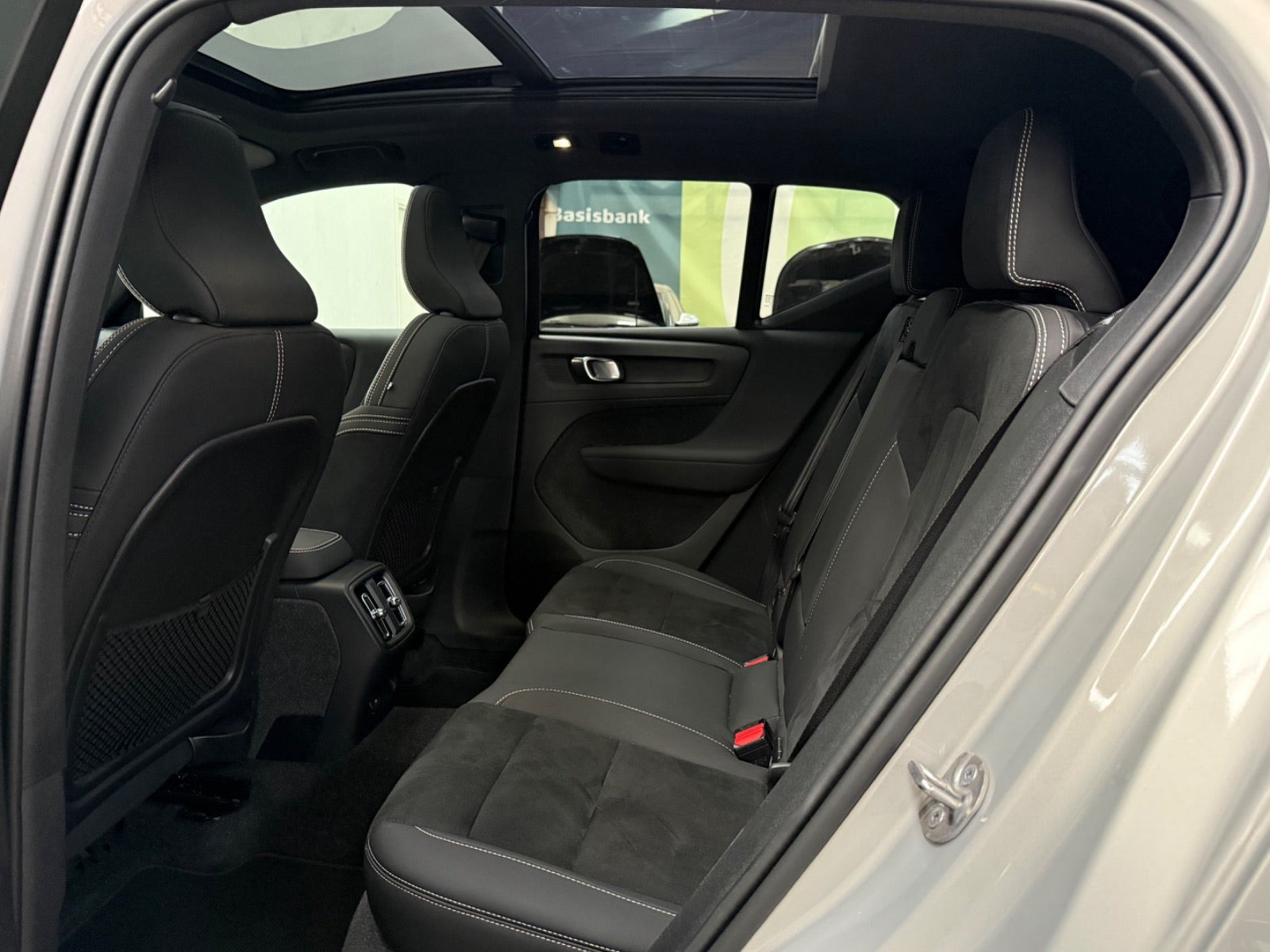 Sølv Volvo XC40 fra 2024