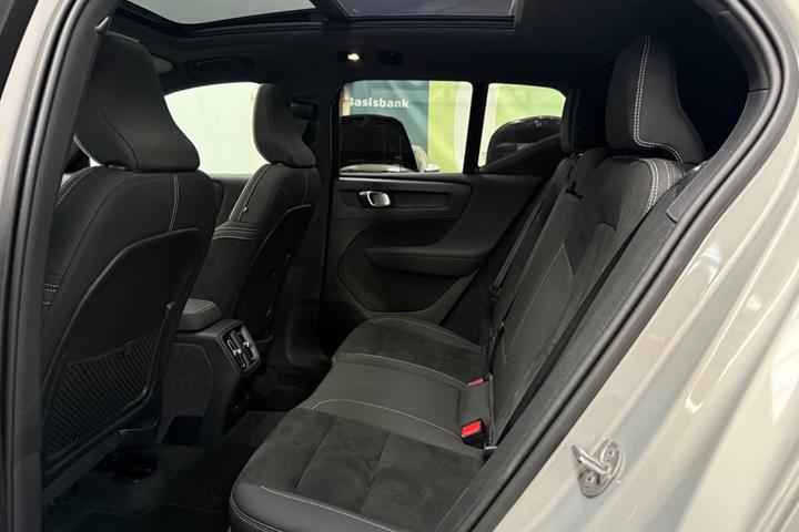 Sølv Volvo XC40 fra 2024