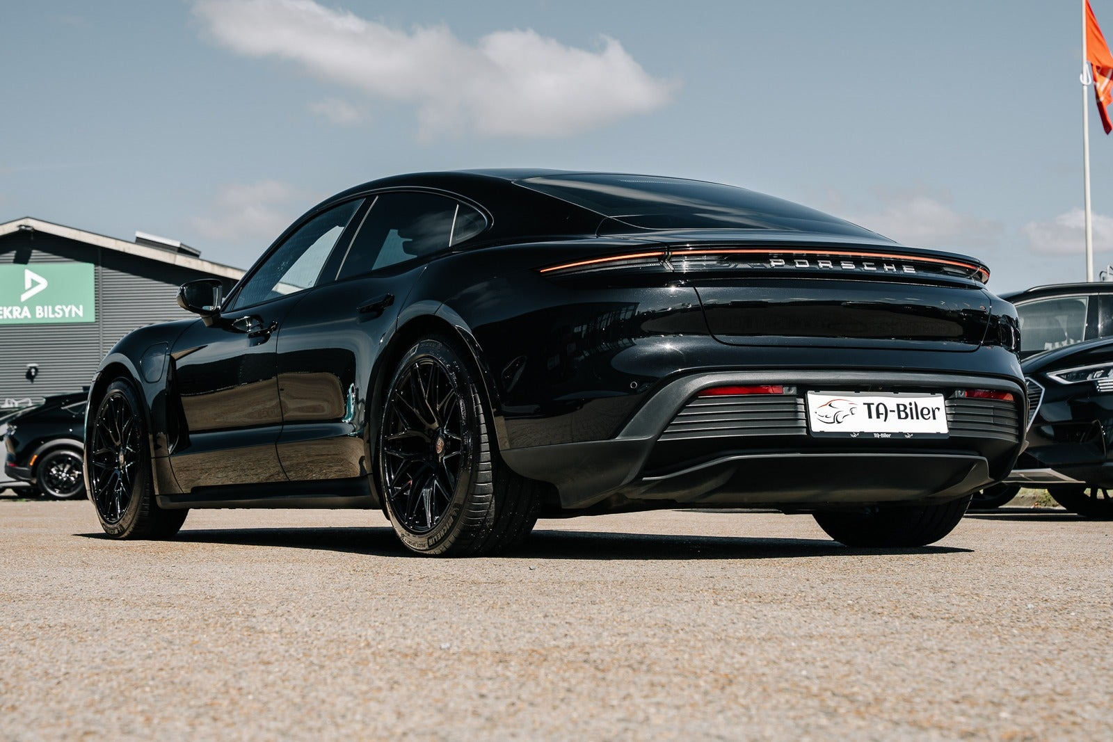 Sort Porsche Taycan fra 2021