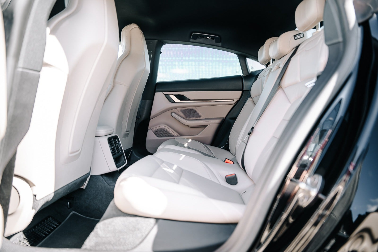 Sort Porsche Taycan fra 2021