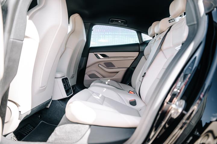 Sort Porsche Taycan fra 2021