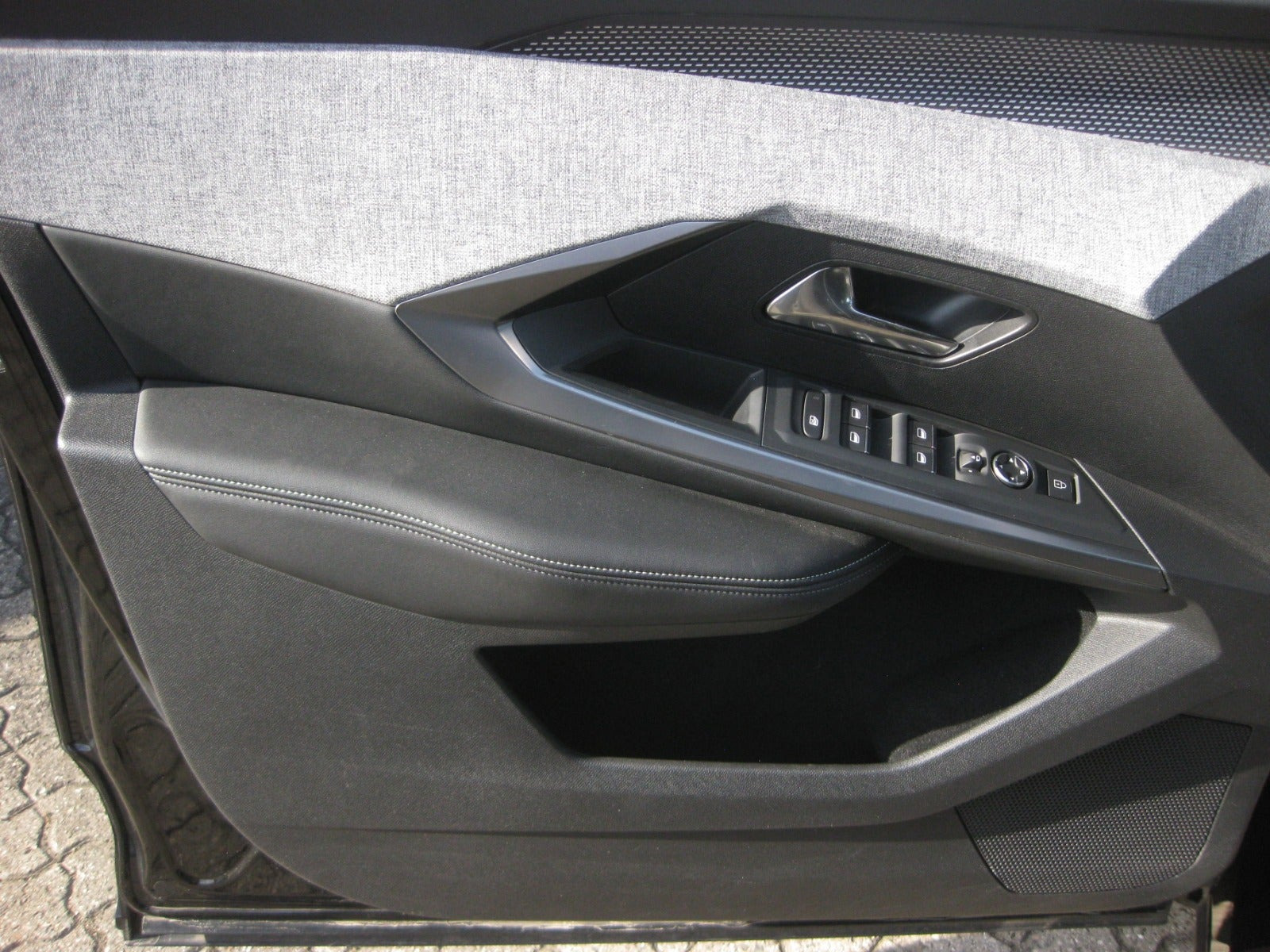Sort Peugeot e-3008 fra 2025