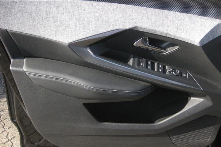 Sort Peugeot e-3008 fra 2025