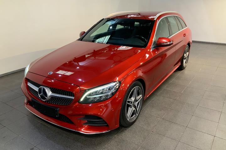Rød Mercedes C300 d fra 2019 set udefra