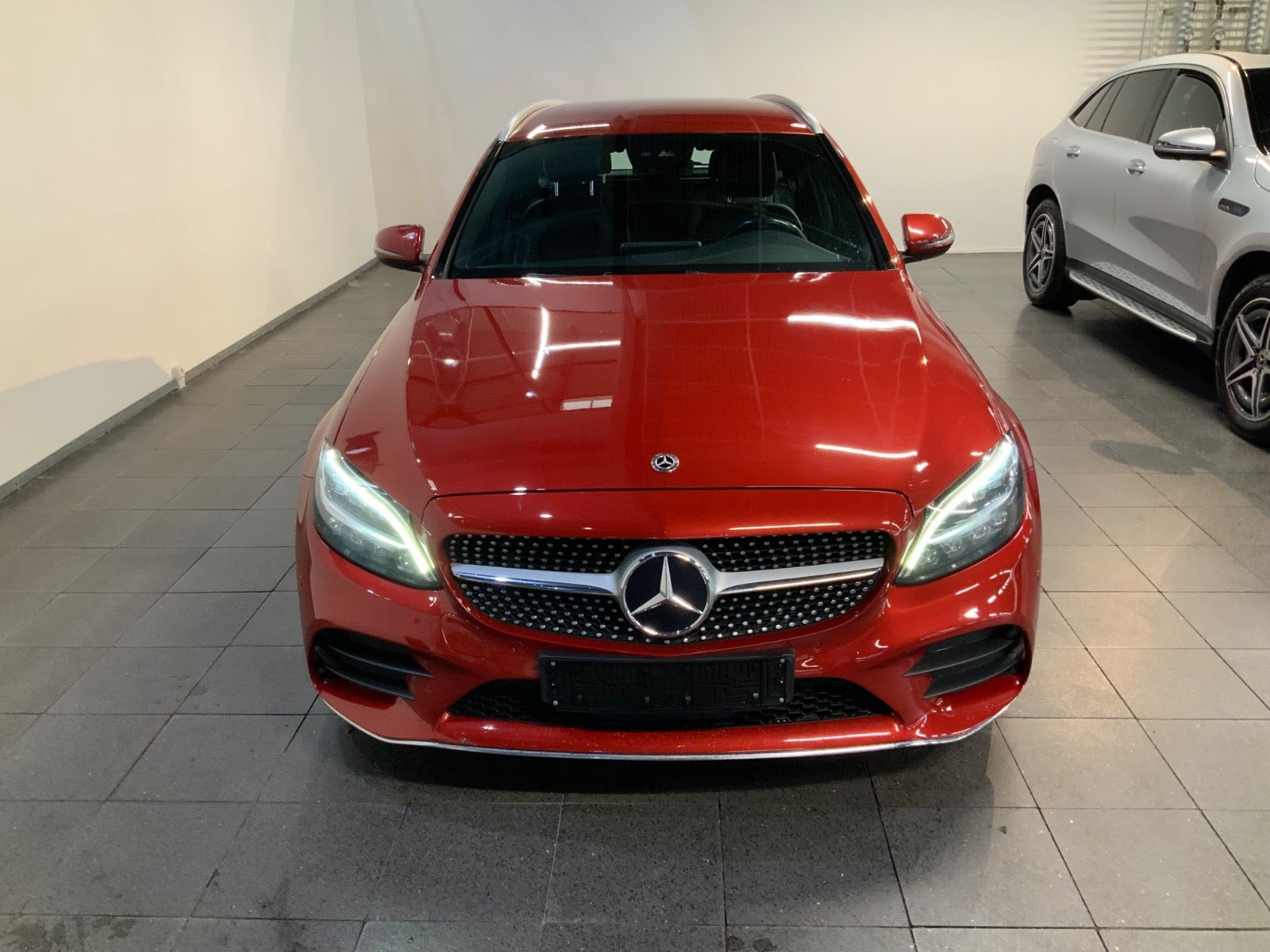 Rød Mercedes C300 d fra 2019