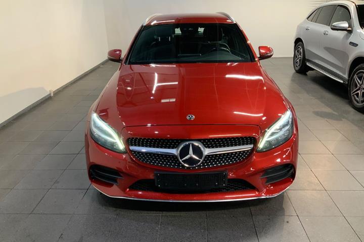 Rød Mercedes C300 d fra 2019