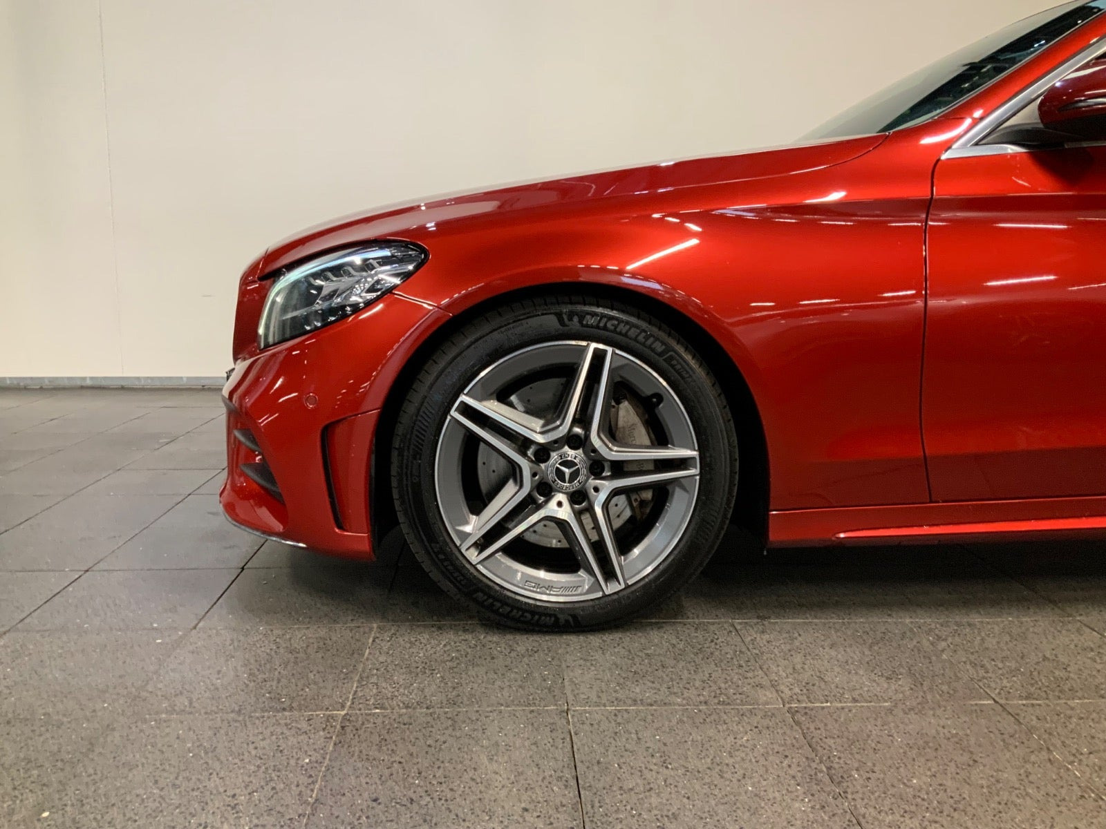 Rød Mercedes C300 d fra 2019