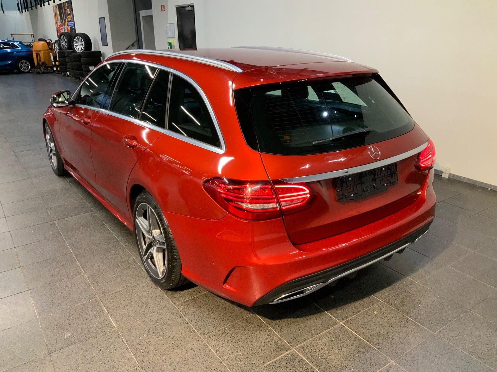 Rød Mercedes C300 d fra 2019