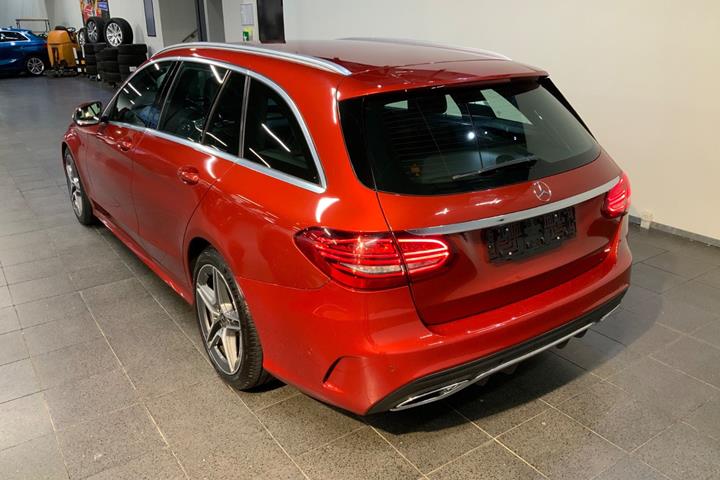 Rød Mercedes C300 d fra 2019