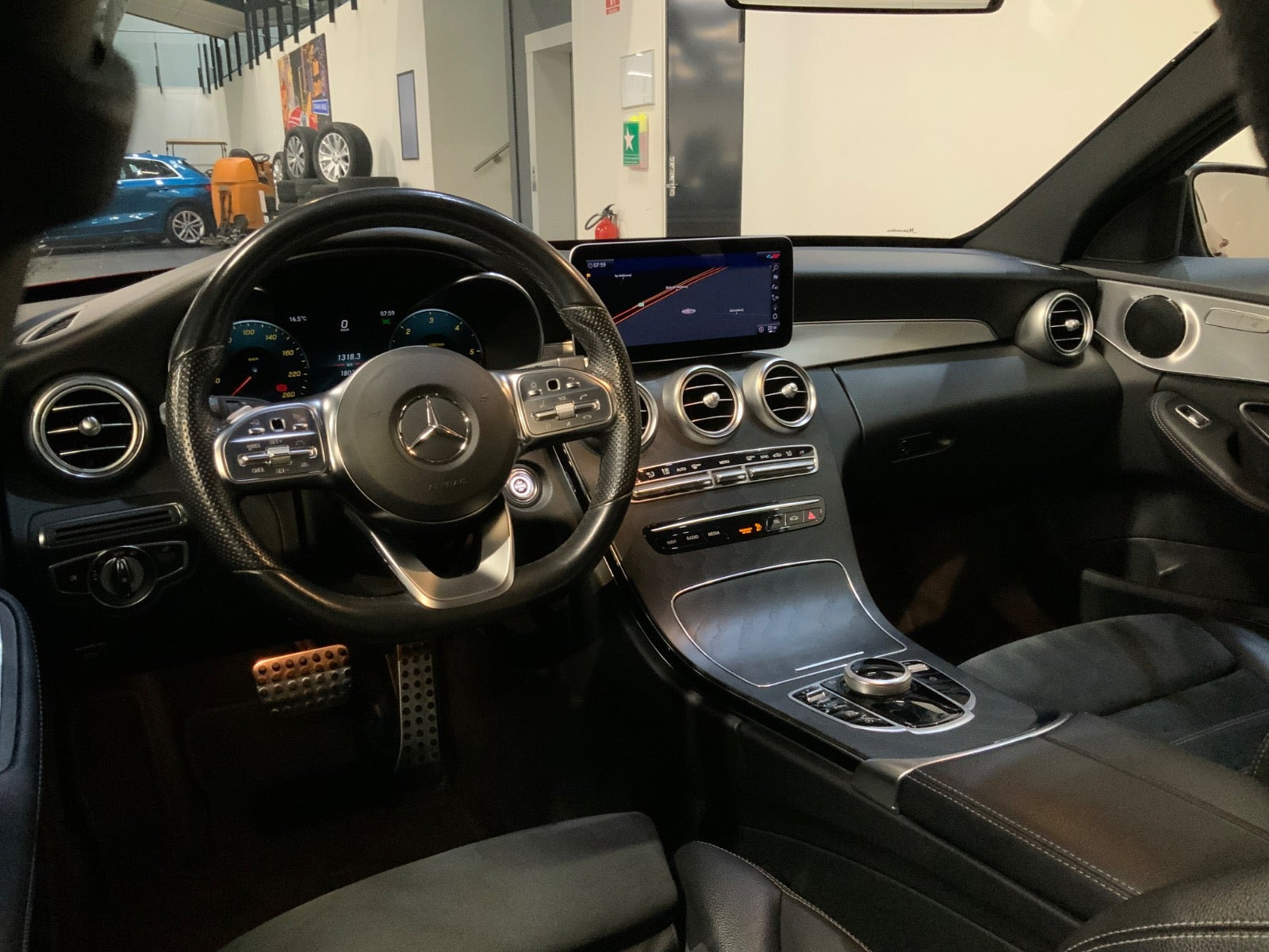 Rød Mercedes C300 d fra 2019