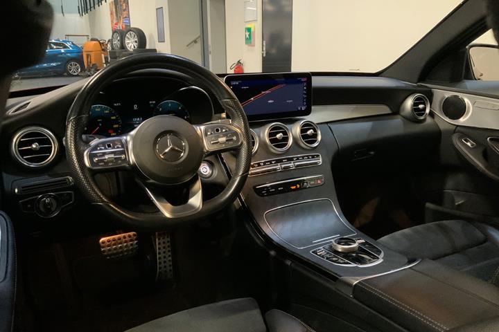 Rød Mercedes C300 d fra 2019