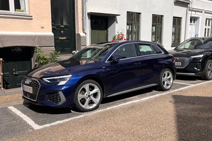Blå Audi A3 fra 2021