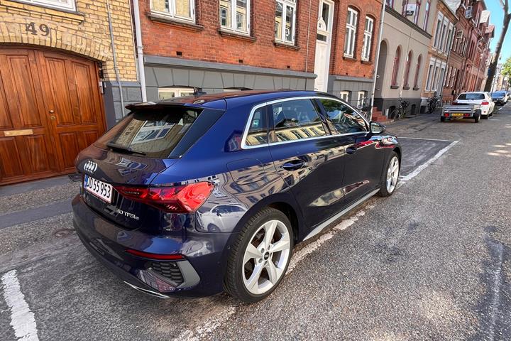 Blå Audi A3 fra 2021
