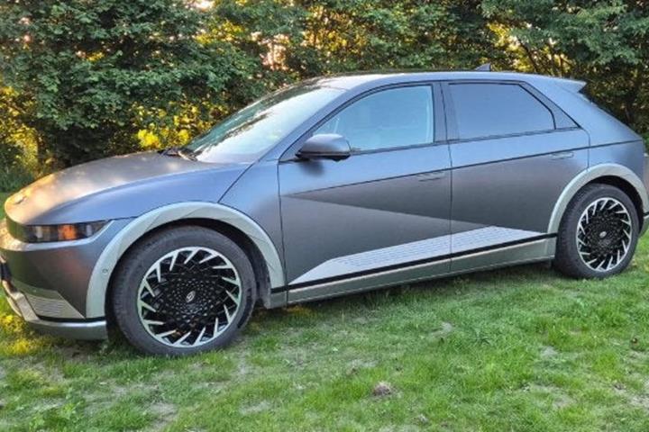 Grå Hyundai Ioniq 5 fra 2024