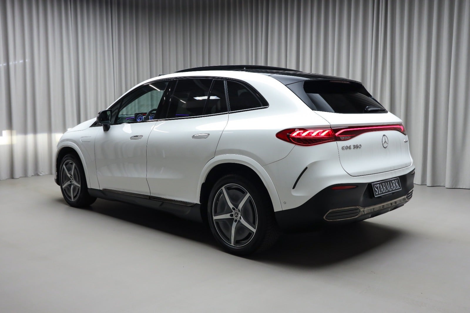 Hvid Mercedes EQE350 SUV fra 2025