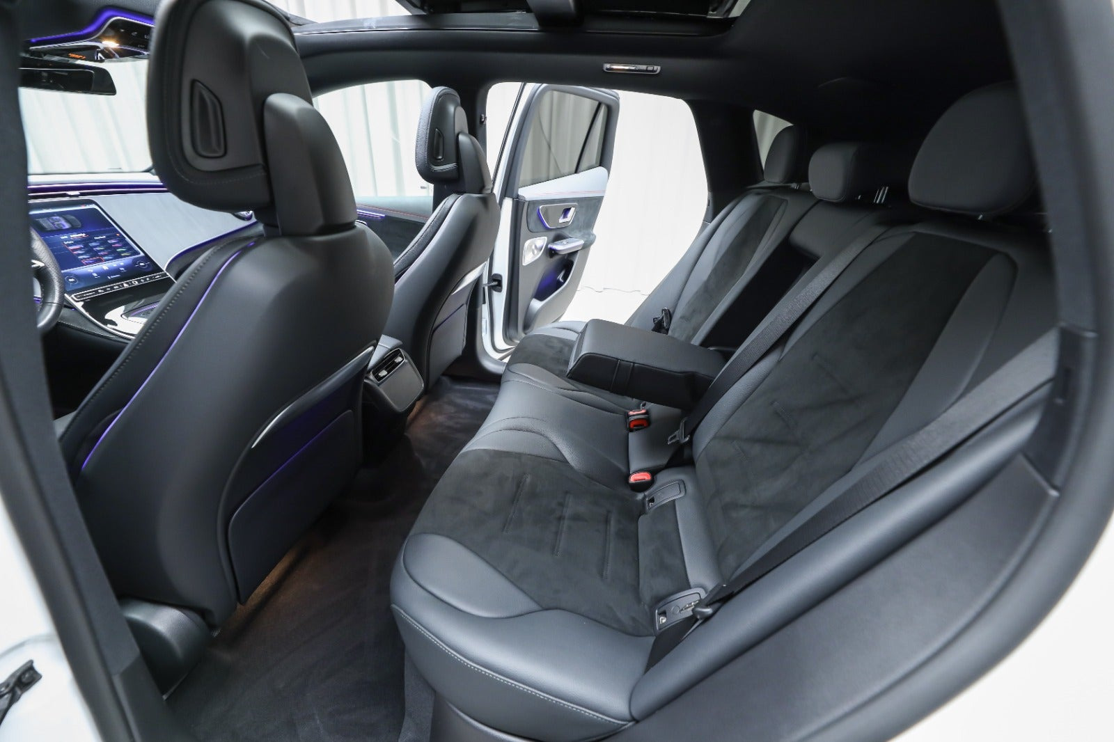 Hvid Mercedes EQE350 SUV fra 2025