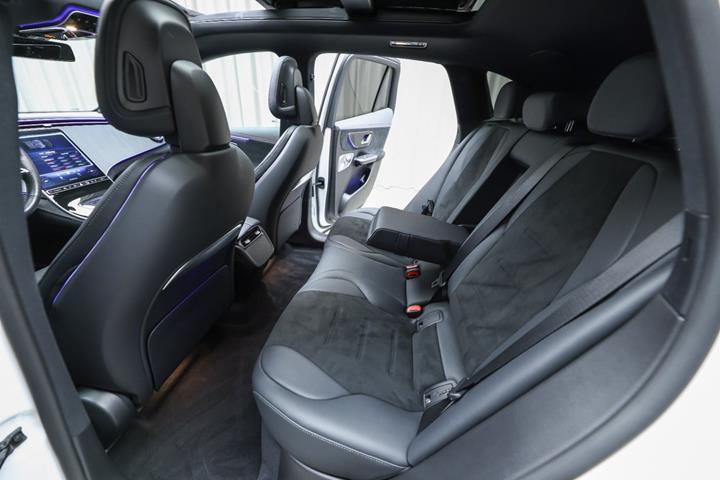 Hvid Mercedes EQE350 SUV fra 2025