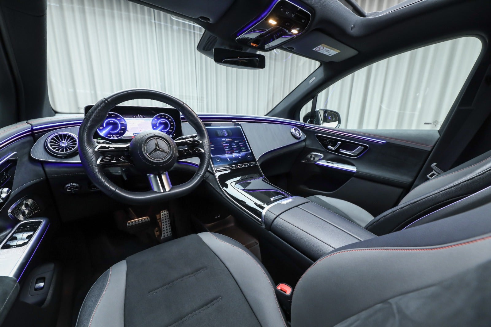 Hvid Mercedes EQE350 SUV fra 2025