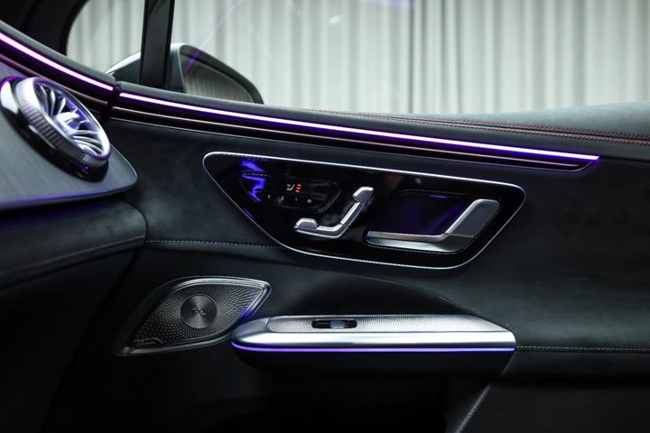 Hvid Mercedes EQE350 SUV fra 2025
