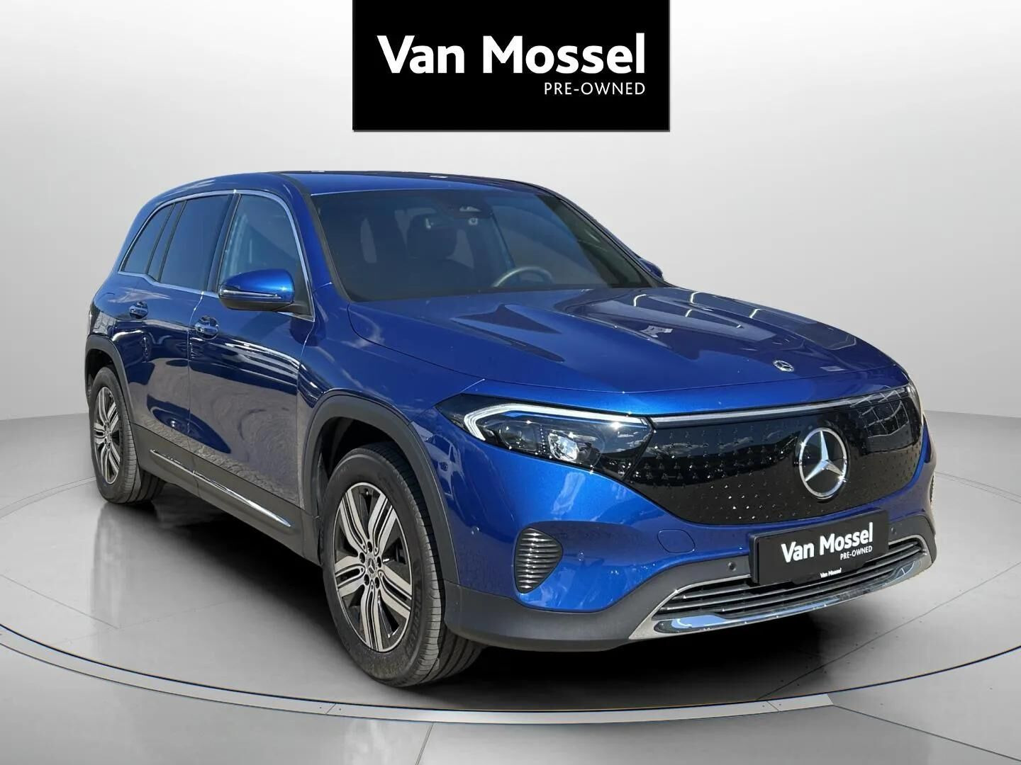 Blå Mercedes EQB 250+ fra 2025