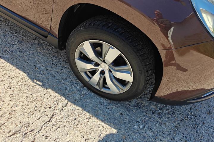 Gul Peugeot 2008 fra 2014