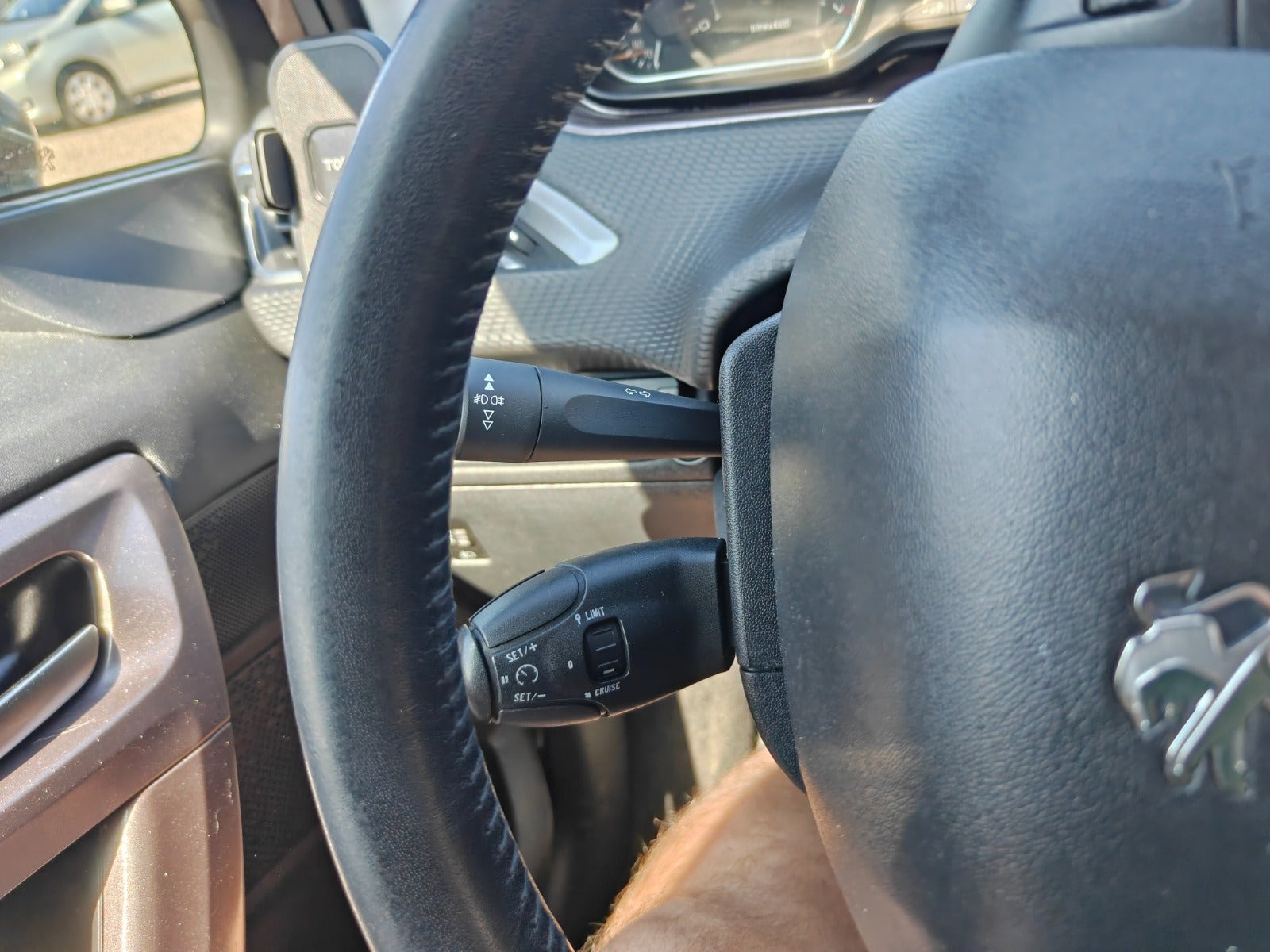 Gul Peugeot 2008 fra 2014