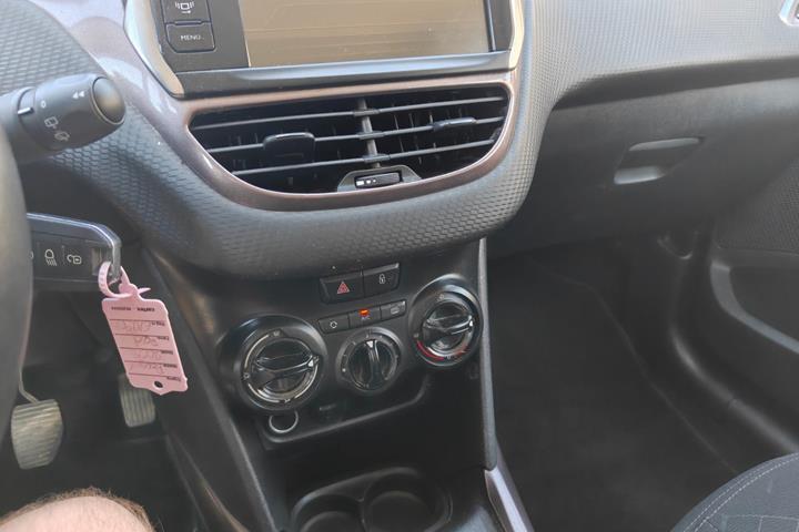 Gul Peugeot 2008 fra 2014